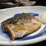 魚と肴と酒処 八仙 - 塩サバはふっくらと適度な塩梅が良い