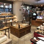 Boulangerie JEAN FRANCOIS - 店内 夕刻迫る時間なので品数少ない