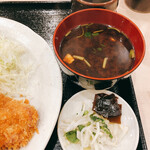 とんかつ ますもと - 赤出し味噌汁、香の物