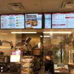 Wendy's - 店内風景（注文＆受領カウンター、その奥が厨房）。