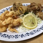 中国飯店紀淡 - 三品盛り合わせ（骨なし鶏唐揚げ・春巻・海老天）（1,600円）