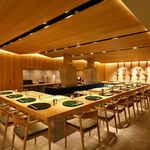 本串家物語 - 調理場を囲むように、カウンター席を設置しております。職人の調理風景を目の前で眺めながら、ゆったりとお食事を