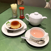 洋食 麦星 by グリル満天星 麻布十番 日本橋髙島屋店 - DESSERT ＆ TEAPOT  SET MENU（税込1,100円）
                    カスタードプリン
                    ローズヒップ & ハイビスカス