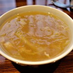 横浜中華街 重慶飯店 - お代わり自由の白菜と春雨のスープ
