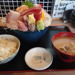 魚と肴 とおるの台所 - 刺身定食魚増し1500円