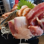 魚と肴 とおるの台所 - 裏にサーモンがいるんですが、写しきれない(^_^;)