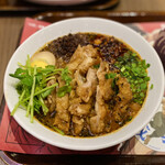 紅虎餃子房 - 漢大判チキンカツのせ坦坦麺