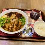 紅虎餃子房 - 漢大判チキンカツのせ坦坦麺