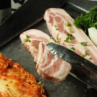 【名物】思わずリピート！！厚切り肉で食べ応え◎サムギョプサル