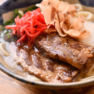軟骨滑嫩的「ソーキ蕎麥麵」！正宗沖繩料理豐富多樣