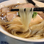 らぁ麺 紫陽花 - 醤油らぁ麺 麺リフト