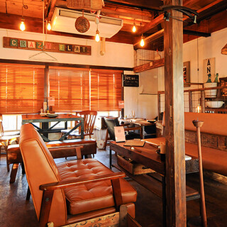 アンティークな雑貨や家具に囲まれた店内！充実したお時間を。