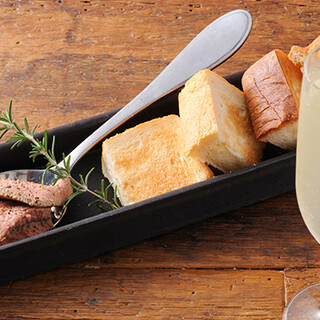 自家製パンと共に味わうレバームースや、パクチーを使用した逸品