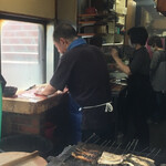 田代 - 2時間半後  外待ちで見学。
      
      この時点で何にするか聞かれる。
      
      すると、活鰻を裂き始める。
      
      素晴らしい！！！
      
      
      