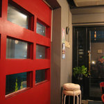 芦屋 文文 - お店のイメージは赤色。外観も赤なので住宅街で目立ってます。