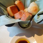 オチェーアノ - （2012/7月）お代わりも可能なパンと手前がオイル＆ビネガー＆黒オリーブ