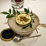 レ セゾン - カンパチのマリネ　ピスタチオと昆布出汁のジュレ　米とピスタチオのフリット