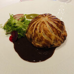 ウズラのパイ包み焼き　フォアグラ　黒トリュフ　カボスのピュレ　サルミソース
