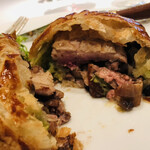 レ セゾン - ウズラのパイ包み焼き　フォアグラ　黒トリュフ　カボスのピュレ　サルミソース