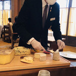 レ セゾン - フロマージュ　コンテ　48ヶ月熟成　シャロレイ　ブルゴーニュ山羊　フランボワーズとルバーブのソース