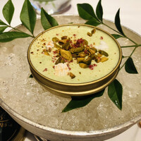 レ セゾン - カンパチのマリネ　ピスタチオと昆布出汁のジュレ　米とピスタチオのフリット