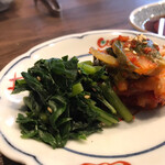 炭火焼肉 久 - ナムルとキムチ