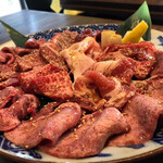 炭火焼肉 久 - お肉盛り合わせ