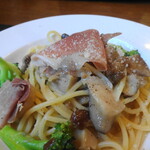 フォセッタ - 生ハムとキノコのスパゲッティ