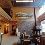 野の花山荘 - 暖炉のあるロビー