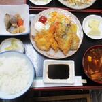 早苗寿司 - まぐろかつ定食 700円（以下 税込）と、ミックスフライ定食 700円：海老、アジ ×2、ホタテ貝柱、サーモン のフライ。　　　　　2020.11.22