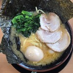 横浜家系ラーメン 若虎家 - ラーメン醤油　ほうれん草トッピング　MAX盛り