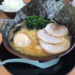 横浜家系ラーメン 若虎家 - チャーシュー、味玉、のり追加〜♪