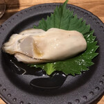 フレンチ割烹 kamenote - 本日のコース小５５００円。生牡蠣。グリルの牡蠣とは、生産地が異なっているとのこと。臭みやエグ味のない、とても美味しい生牡蠣です（╹◡╹）