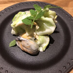 フレンチ割烹 kamenote - 本日のコース小５５００円。ムール貝とキャベツの山椒和え。マヨネーズベースの山椒ドレッシングが、とても美味しかったです（╹◡╹）