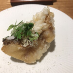 フレンチ割烹 kamenote - 本日のコース小５５００円。甘鯛のうろこ揚げ。うろこがパリパリのサクサクで、身はホッコリと上品な味わいです（╹◡╹）（╹◡╹）