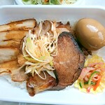 マルフク食堂 - チャーシューは肩ロース３枚でバラ４枚煮玉子にナムルつき