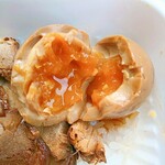 マルフク食堂 - 黄身半熟の煮玉子こちらは味付け濃いめ
