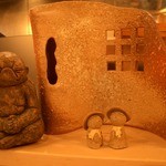 よしはら - ≪2012年８月≫置き物。左側のグッと我慢してるみたいのは、ここの大将に似てるって、お客さんが下さったそうな。。。(笑)　後ろ姿が、チラッと写ってるのが噂の大将です。o^.^o