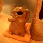 よしはら - ≪2012年８月≫置き物。お魚を持って、嬉しそうなニャンコ。お魚は美味しいもんねーo^.^o