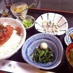 浜潮 - 中落ち丼のランチ。小鉢は同じものが続かない。
