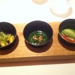 レストラン ラ フィネス - アミューズ・ブーシュ ムール貝、つぶ貝、トマトとバジルのソルベかな？