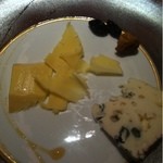 レストラン ラ フィネス - 熟成の進んだコンテと、ロックフォール頂きました。