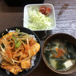 居喰処 光 - 2020/11/26
      本日のランチ チキンピリから丼 500円