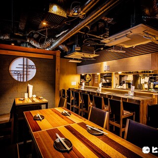 Chic and calm atmosphere. A restaurant where you can casually enjoy a meal without straining your shoulders.