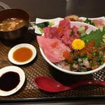 市場カフェ 黒銀 - 鮪とにくらW丼定食大盛り