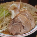 豚山 - 小ラーメン(780円)+肉かすあぶら(50円)。