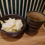 Hakata Kawaya Ooimachi Ten - お通しのキャベツとホットジャスミン茶