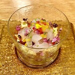 京 静華 - グラスに盛られた色鮮やかな紅葉鯛（明石）のお造り。紅葉鯛とクラゲや大根、野菜とハーブをたっぷりと添えたサラダ感覚の一品。
