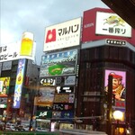 炭焼炉ばた くし路 - この店舗が入っている、ニッカの看板のあるビル。
      （斜め向かいのマクドナルド2階より撮影）