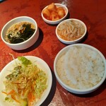 からくに家 - ランチの定食は韓国料理らしく副菜もりもりで嬉しい